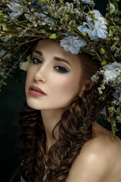 زن زیبا با تاج گل بر سر پری جنگل