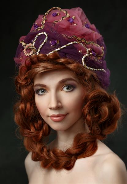 زن زیبای مو قرمز با روسری موهای بافته شده