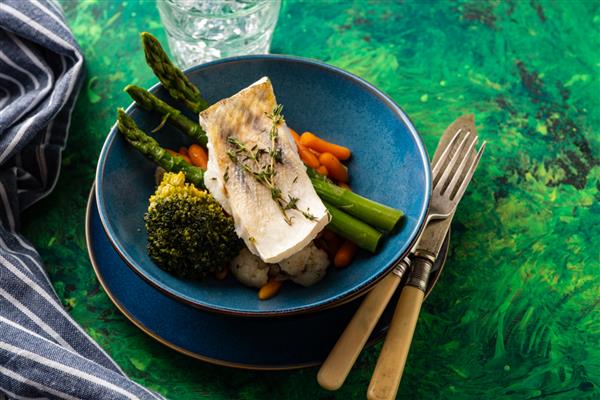 فیله ماهی سوف با مارچوبه کلم بروکلی و هویج ماهی سرخ شده با سبزی خورشتی
