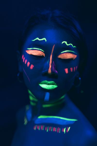آرایش رنگ UV روی صورت خانم ها