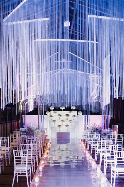 صندلی های تالار عروسی و محل برگزاری مراسم عروسی به رنگ سفید و بنفش