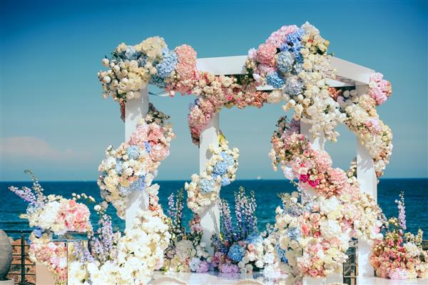 تاق عروسی با تعداد زیادی گل مختلف
