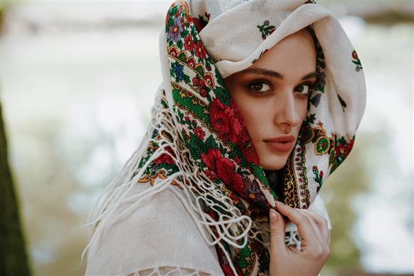 پرتره یک زن زیبا در لباس اوکراینی گلدوزی شده