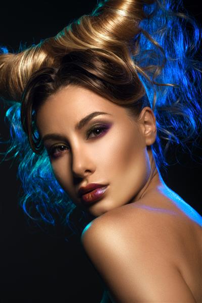 پرتره Fashionrt از زن زیبای با شاخ های تاریک