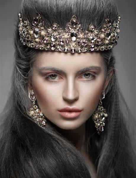 پرتره یک زن زیبا با تاج الماس و گوشواره