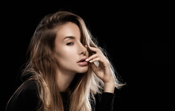 پرتره دختری با موهای ژولیده نگاه