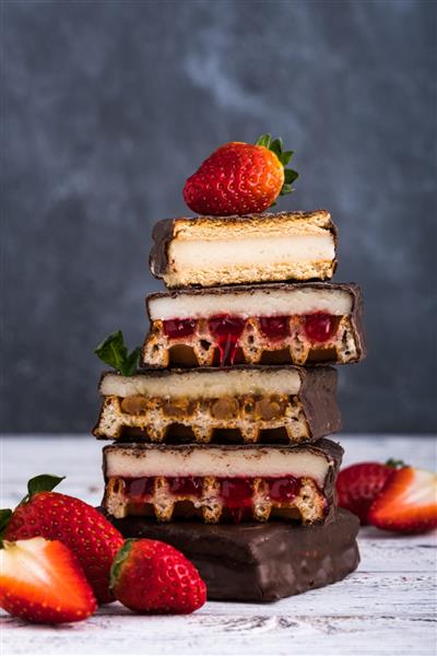 کیک و ویفر پوشیده شده با شکلات و توت فرنگی