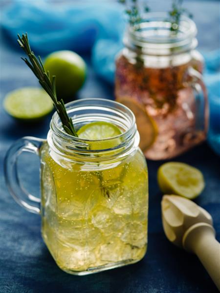 لیموناد گازدار یخی خانگی با لیمو رزماری و آویشن در شیشه مزون