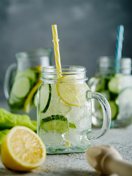 نوشیدنی تازه تابستانی لیموناد گازدار سم زدایی سالم با لیمو و خیار در شیشه مزون مفهوم غذای سالم