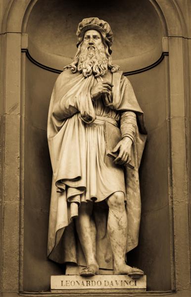 مجسمه لئوناردو داوینچی از نابغه واقع در مقابل گالری اوفیزی در فلورانس ایتالیا در منطقه عمومی