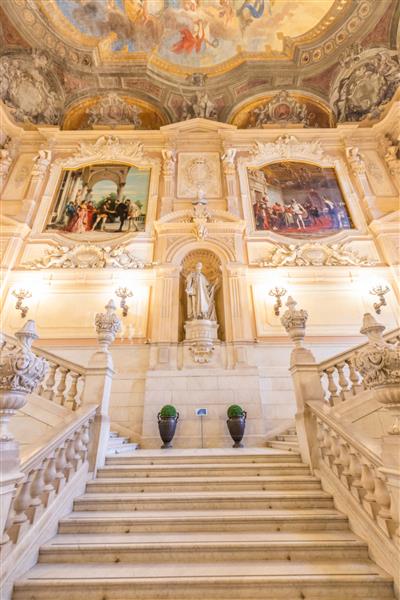 تورین ایتالیا در حدود ژانویه 2022 ورودی کاخ سلطنتی پلکان مرمری شیک لوکس