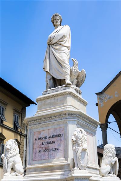 مجسمه دانته آلیگیری در فلورانس منطقه توسکانی ایتالیا با پس زمینه شگفت انگیز آسمان آبی