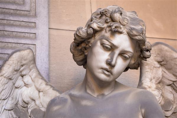 مجسمه فرشته بر روی یک مقبره قدیمی واقع در قبرستان جنوا ایتالیا