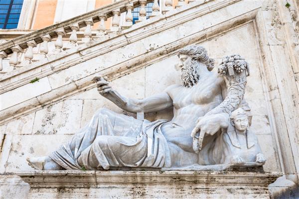 نمای رم ایتالیا از پلکان کاخ سناتوریو اثر میکل آنژ شاهکار رنسانس