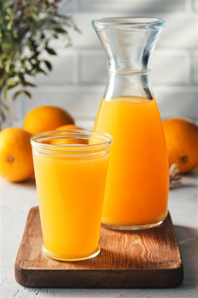 آب پرتقال تازه فشرده با میوه های تازه