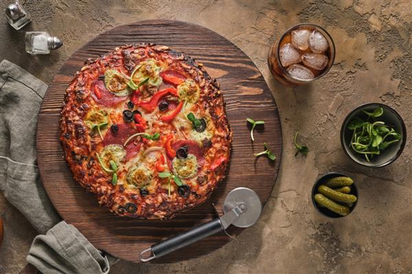 پیتزا آمریکایی با پپرونی موزارلا فلفل دلمه ای زیتون و سس گوجه فرنگی پیتزا روی میز چوبی