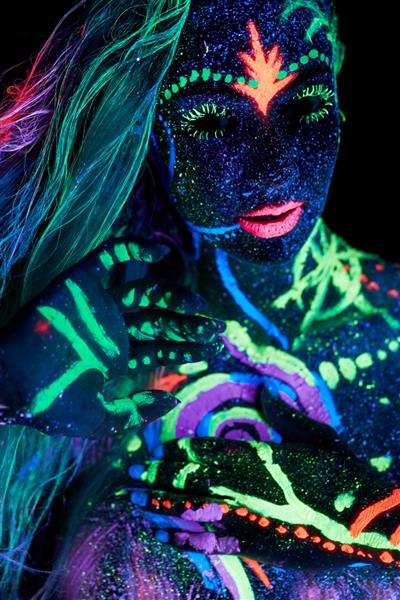 هنر بدن زن هنری روی بدن در حال رقصیدن در نور فرابنفش نقاشی های انتزاعی روشن روی رنگ نئون بدن دختر