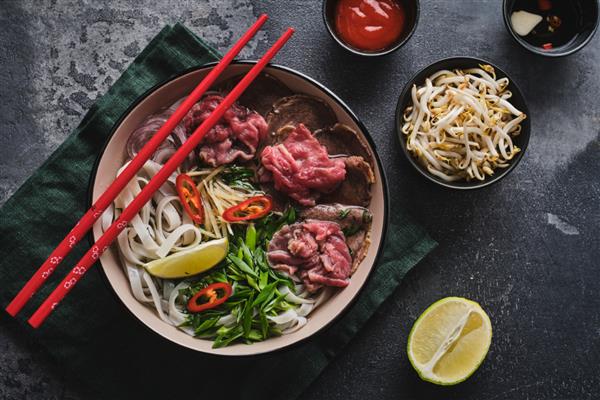 سوپ سنتی ویتنامی فو بو مفهوم غذای آسیایی نمای بالا