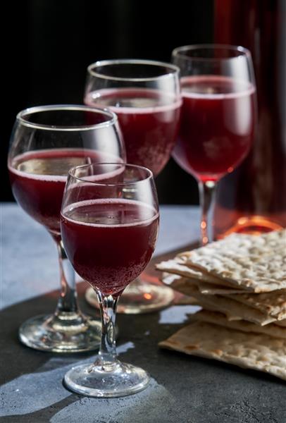 نان ماتزا یهودی با چهار لیوان شراب مفهوم تعطیلات پسح