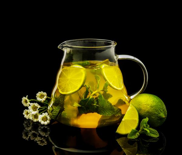 چای با لیموترش و نعناع در کوزه روی مشکی