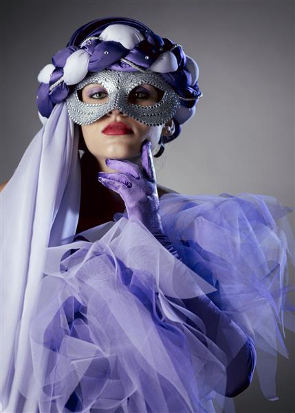 زن مرموز با ماسک کارناوال