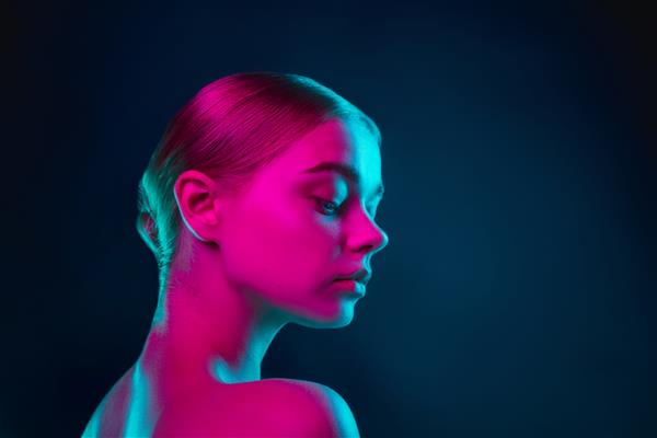 پرتره مدل مد زن در نور نئون در استودیو تاریک