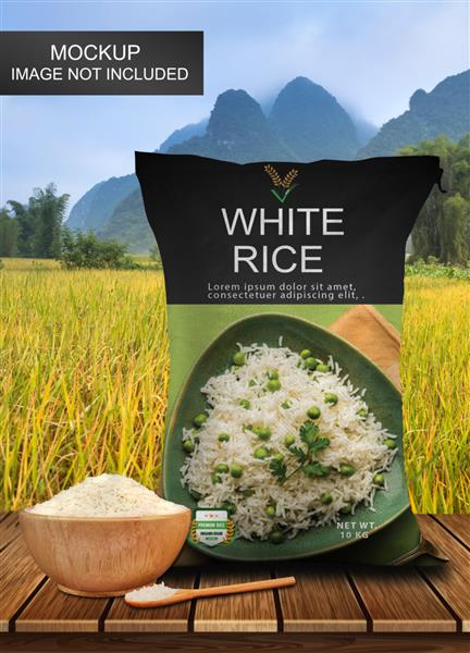 ماکت محصول کشاورزی گونی برنج روی میز چوبی و با مزرعه برنج