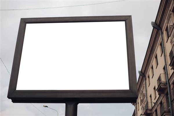 یک بیلبورد بزرگ با اطلاعات و تبلیغات جالب در کنار خیابانی عریض در مرکز شهر نصب شده است