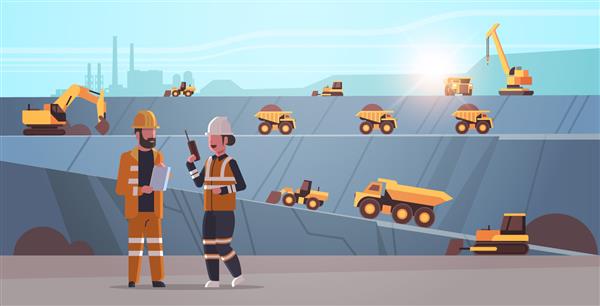 مهندسانی که از کارگران رادیو و تبلت استفاده می کنند و تجهیزات حرفه ای را کنترل می کنند کار بر روی صنعت استخراج معدن زغال سنگ مفهوم حمل و نقل معدن پس زمینه افقی صاف از معدن سنگ روباز