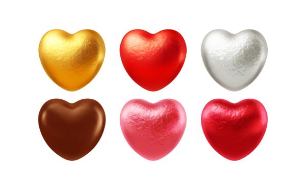 مجموعه ای از شکلات های واقعی به شکل قلب پیچیده شده در بسته بندی آب نبات فویلی عنصر طراحی جشن برای روز ولنتاین مبارک تصویر برداری EPS10