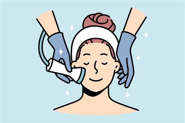 زن از درمان پوست صورت در سالن لذت می برد مشتری خانم آرامی که لایه برداری میکرودرم ابریژن در اسپا انجام می دهد روال مراقبت از پوست تصویر برداری