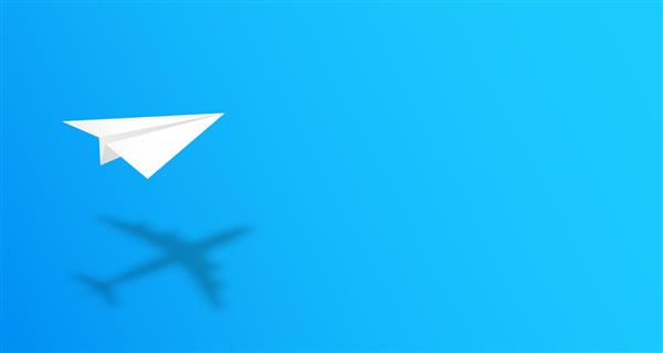 هواپیمای کاغذ سفید که سایه هواپیما را روی پس‌زمینه آبی می‌اندازد مفهومی برای سفر ایده تجاری رهبری موفقیت کار تیمی ایده خلاق چشم انداز تصویر برداری با فضای کپی
