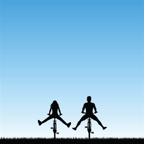 زوج سوار بر دوچرخه در پارک تصویر برداری با سیلوئت های دو دوچرخه سوار با پاهای باز پس زمینه پاستل آبی