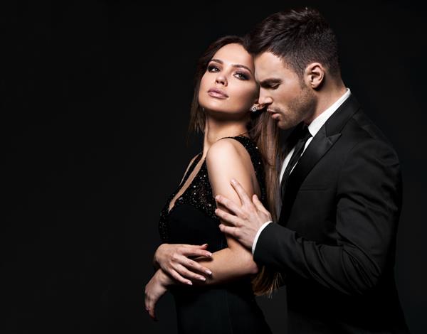 بهترین زوج شیک و در اشتیاق لطیف پس زمینه مشکی