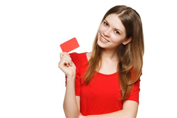 دختر نوجوانی که کارت اعتباری خالی در دست دارد روی پس‌زمینه سفید