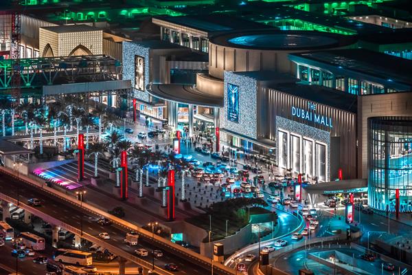 دبی امارات - آوریل 2018 نمای بیرونی بالای پشت بام از مرکز خرید دبی بزرگترین مرکز خرید در جهان خرید جاذبه مقصد گردشگری صحنه شب مفهوم سفر لوکس
