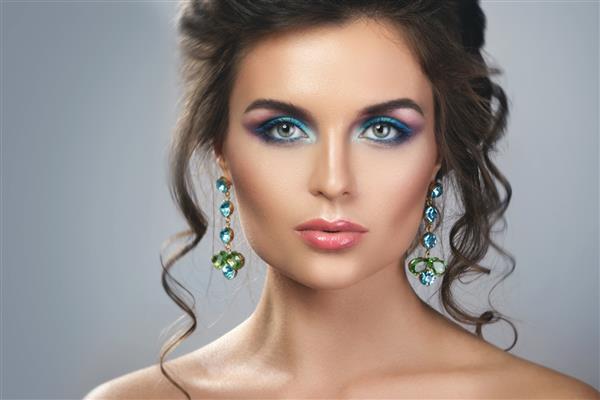 پرتره زن زرق و برق دار با گوشواره های گران قیمت زیبا با جواهرات