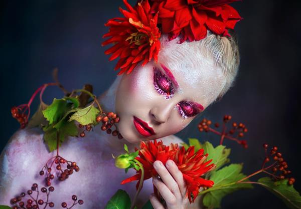 دختر ظریف برفی با گل های قرمز