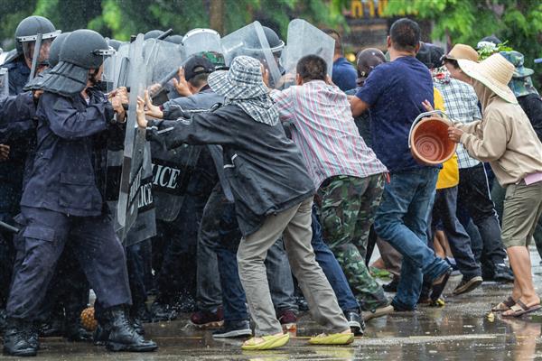 واحد ویژه پلیس با سپر در برابر معترضان معترض سپر ضد شورش پلیس را در یک تجمع سیاسی هل می دهد