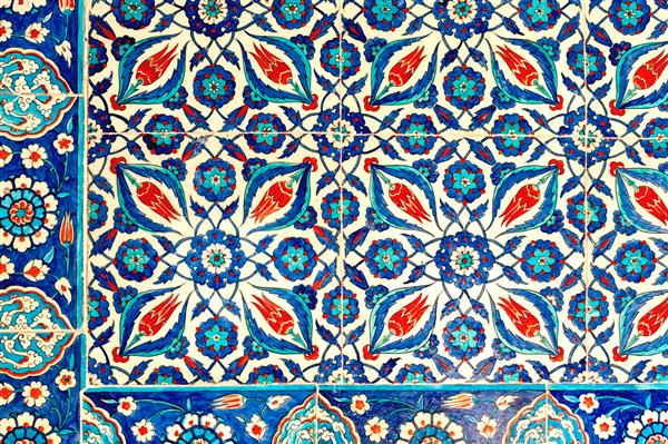 04122010 استانبول ترکیه مسجد رستم پاسا دارای زیباترین و ظریف ترین نمونه های کاشی کلاسیک ایزنیک است که قدمت آن به قرن شانزدهم باز می گردد