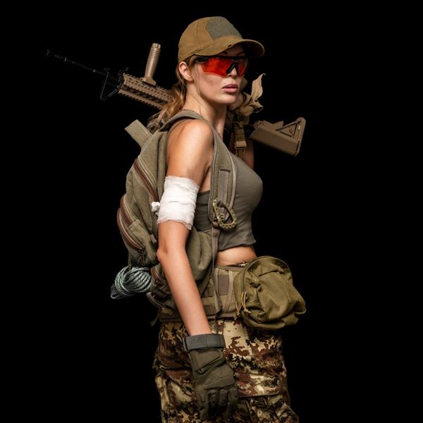 دختر نظامی خطرناک که تفنگ اتوماتیک در دست دارد روز قیامت یا جنگ در سیاهی