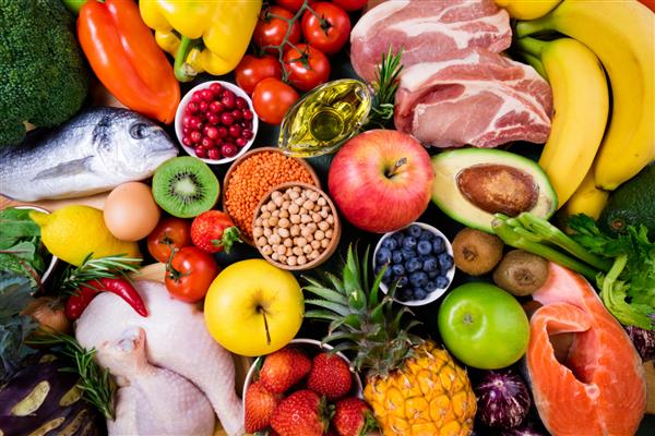 پس زمینه غذای سالم میوه های تازه سبزیجات گوشت و ماهی روی میز غذای سالم رژیم غذایی و مفهوم زندگی سالم نمای بالا
