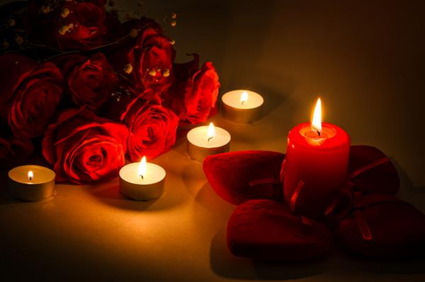 پس زمینه عاشقانه برای روز ولنتاین با شمع و قلب قرمز روی شمع قرمز تمرکز کنید