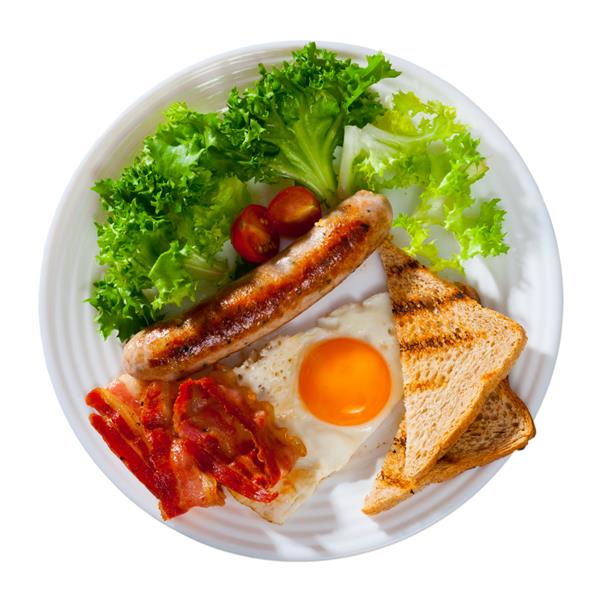 نمای بالای صبحانه سنتی آمریکایی - تخم مرغ سرخ شده با بیکن سوسیس و نان تست تزئین شده با سبزی تازه در بشقاب سفید با زمینه سفید مجزا شده است