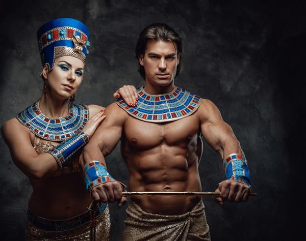 زنی با لباس سنتی مصری بازوی قوی مرد را لمس می کند انسان دارای نشان قدرت و سلطنت است
