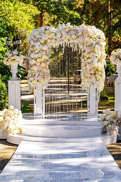 تزیین مراسم عروسی طاق سفید با گل پس زمینه پارک سبز مهمانی تابستانی