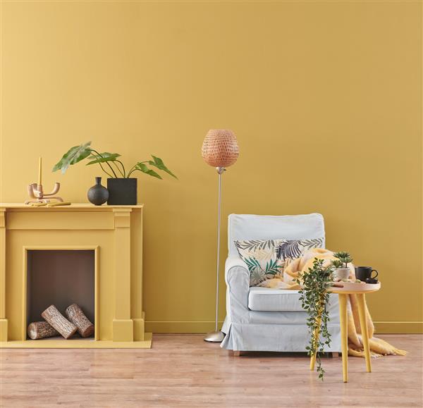 سبک دکوراسیون صندلی راحتی مبلمان مدرن با شومینه زرد و دیوار زمینه