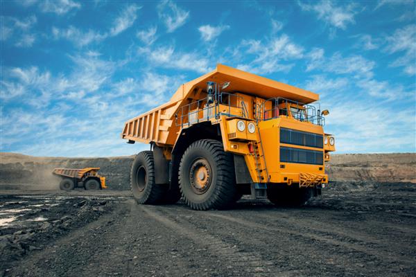 کامیون کمپرسی معدن بزرگ در معدن زغال سنگ بارگیری زغال سنگ در کامیون کار بدنه تجهیزات معدن برای حمل و نقل مواد معدنی