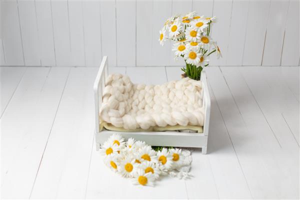 تخت سفید با گل های مروارید تزئین شده است تخت نوزاد برای عکاسی نوزاد تخت کوچک تخت برای عروسک ها