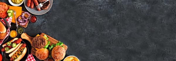 حاشیه گوشه غذای باربیکیو تابستانی با بوفه هات داگ و همبرگر نمای بالا به پایین بر روی پس‌زمینه بنر تخته‌ای تیره فضای کپی